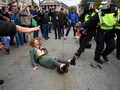 FOTO: Demo Anti Lockdown di Inggris Berakhir Ricuh