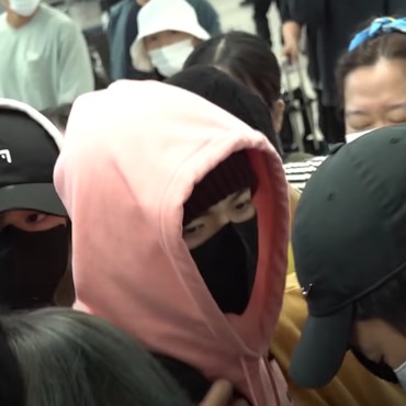 Kacau, ENHYPEN Ketakutan hingga Jatuh karena Dihadang Fans di Bandara