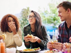 Pria Ini Kapok Berteman Usai Diberi Rekomendasi Makanan Mahal dan Tak Enak