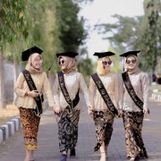 5 Inspirasi Model Kebaya Cantik dan Kekinian untuk Wisuda