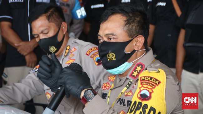 Dua Diamankan di Semarang, Disebut Terkait Demo Tolak PPKM Polisi mengklaim satu orang berperan sebagai penyelenggara rapat online dan satu lainnya berperan menyebarkan informasi ke media sosial dan grup WA.