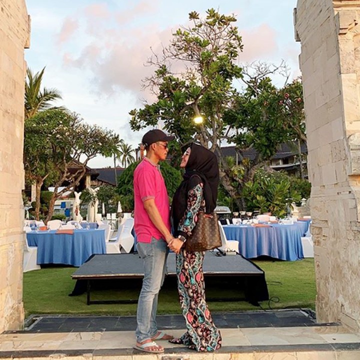 <p>Ibu tiga anak ini membagikan momen kebersamaannya dengan Mamad saat bulan madu di Bali. (Foto: Instagram @meggywulandari_real)</p>