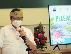 Gaya Airlangga Pimpin Rapat Pakai Kalung Kotak Putih, Apa Itu?