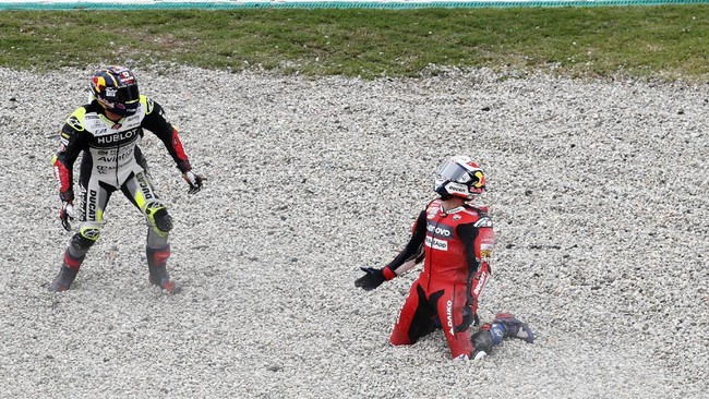 Pembalap Avintia Racing Johann Zarco mengaku sedih telah membuat Andrea Dovizioso gagal finis di MotoGP Catalunya.