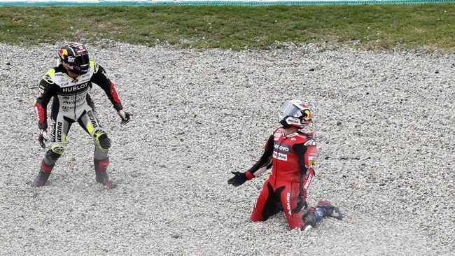 Zarco Sedih Bikin Dovizioso Jatuh di MotoGP Catalunya Pembalap Avintia Racing Johann Zarco mengaku sedih telah membuat Andrea Dovizioso gagal finis di MotoGP Catalunya.