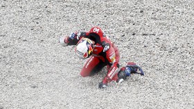 Rossi dan Dovizioso Korban Tikungan 'Maut' MotoGP Catalunya