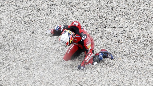 Andrea Dovizioso membantah bahwa dirinya ditelepon oleh Marc Marquez untuk dibujuk bergabung ke Honda di MotoGP 2021 mendatang.