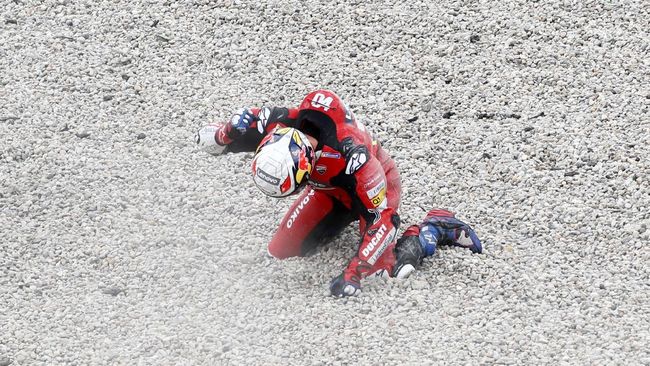 Rossi dan Dovizioso Korban Tikungan 'Maut' MotoGP Catalunya Valentino Rossi dan Andrea Dovizioso gagal finis karena jadi korban tikungan dua di MotoGP Catalunya.