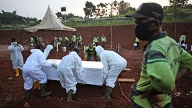 Anies Siapkan Rp254 Miliar Tambah Lahan Makam Pasien Covid-19