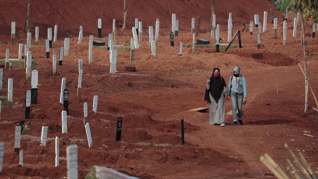 Jenazah muslim yang hendak dimakamkam di TPU Pondok Ranggon dikubur dengan mekanisme makam tumpang atau beberapa jenazah dikubur dalam satu liang lahad.