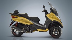 Skutik 3 Roda Piaggio MP3 Meluncur, Kini Punya Gigi Mundur