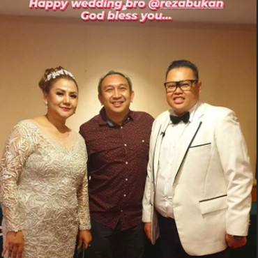 Senyum Reza Bukan dan Pendeta Cantik Resmi Jadi Suami Istri
