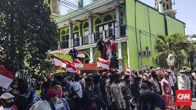 Din Syamsuddin lantas membandingkan sikap Polri terhadap kerumunan yang terjadi pada konser dangdut di Kota Tegal dan tahapan Pilkada 2020 di beberapa daerah
