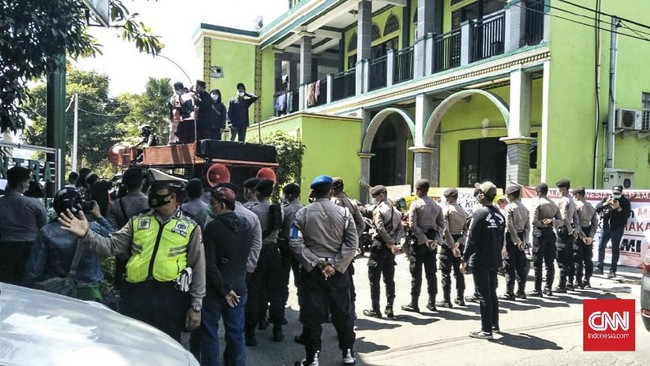 Acara yang dihelat Koalisi Aksi Menyelamatkan Indonesia (KAMI) di Surabaya, Jawa Timur dibubarkan polisi.