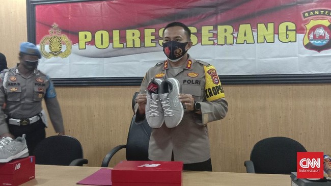 Lebih dari 2.000 sepatu New Balance untuk ekspor ke AS dibawa kabur sopir ekspedisi dan dijual di Pasar Kemis, Tangerang.