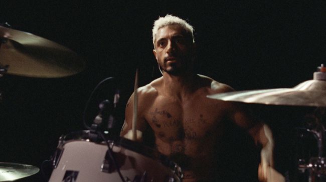 Riz Ahmed Jadi Drummer Kehilangan Pendengaran di Film Baru Aktor dan rapper asal Inggris, Riz Ahmed, unjuk kebolehan olah peran dengan menjadi drummer yang kehilangan kemampuan pendengarannya dalam film Sound of Metal.
