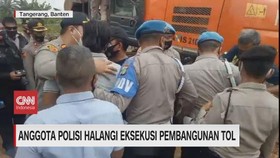 VIDEO: Anggota Polisi Halangi Eksekusi Pembangunan Tol
