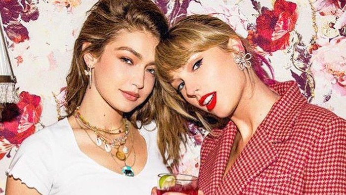 Taylor Swift Beri Hadiah Buatan Tangan Sendiri untuk Bayi Gigi Hadid Taylor Swift Beri Hadiah Buatan Tangan Sendiri untuk Bayi Gigi Hadid