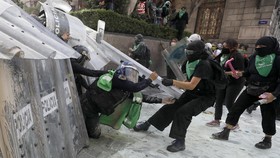 FOTO: Bentrok Wanita Meksiko-Polisi Tuntut Aborsi Legal