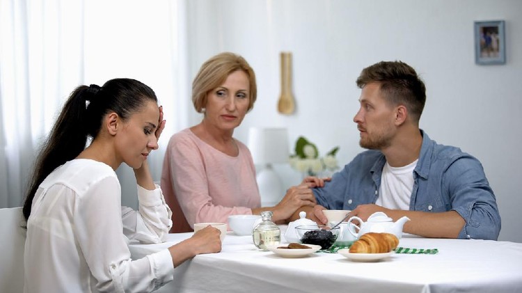 Family conflict, mother-in-law despising girlfriend of son, overprotection