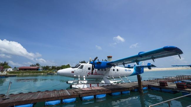 Pesawat amfibi menjadi moda transportasi andalan di Maldives (Maladewa). Tak disangka, pilotnya sering terlihat bercelana pendek dan bertelanjang kaki.
