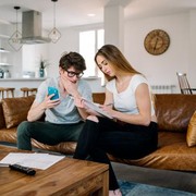 Cara Membujuk Pasangan Agar Mau Investasi, Cuan di Depan Mata!