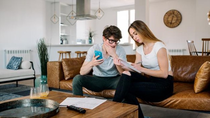 Cara Membujuk Pasangan Agar Mau Investasi, Cuan di Depan Mata!