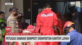 VIDEO: Petugas Damkar Semprot Desinfektan Kantor Lurah