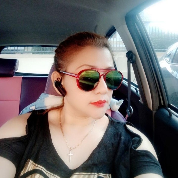 <p>Pose dengan gaya seperti ini di dalam mobil, Serevina nampak cantik dan keren ya. (Foto: Facebook Serevina Silaen)</p>