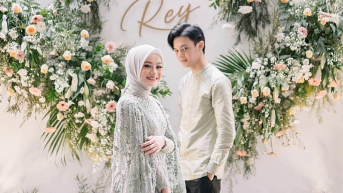 Tampil Menawan Tanpa MUA saat Tunangan