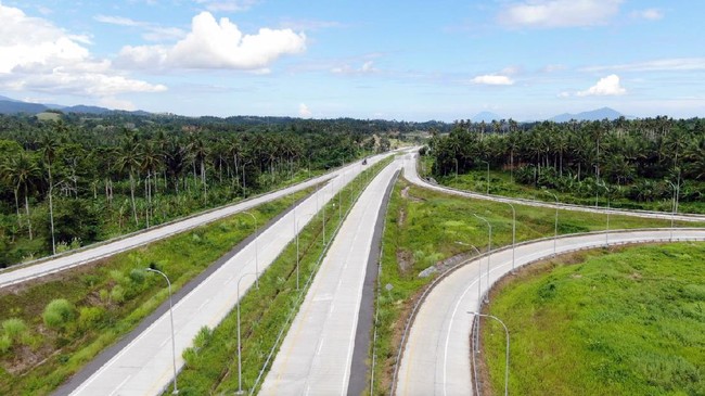 Jasa Marga menargetkan konstruksi Jalan Tol Manado-Bitung Seksi 2B Ruas Simpang Susun (SS) Danowudu-Bitung rampung pada November 2021.