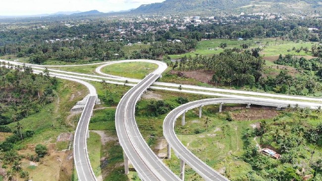 Kemenko Perekonomian menyatakan pembangunan tol selama empat tahun era Jokowi mencapai 1.309 km atau melampaui capaian lima presiden sebelumnya.