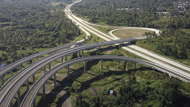 Jokowi meresmikan jalan Tol Manado-Bitung seksi Danowudu-Bitung di Sulawesi Utara pada Jumat (25/2).