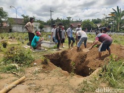Saat Warga Jember Tolak Pemakaman Jenazah COVID-19 hingga Uruk Makam