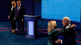 Usai Debat Biden Dipeluk Istri, Trump Tepuk Pundak Melania