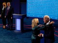 Usai Debat Biden Dipeluk Istri, Trump Tepuk Pundak Melania