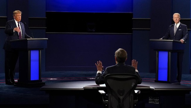 Moderator debat calon presiden Amerika Serikat, Chris Wallace berulang kali memperingatkan Donald Trump agar tak menginterupsi.