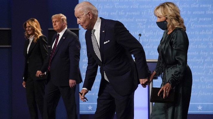 From l-r, first lady Melania Trump, President Donald Trump, Democratic presidential candidate former Vice President Joe Biden and Jill Biden, walk off stage at the conclusion of the first presidential debate Tuesday, Sept. 29, 2020, at Case Western University and Cleveland Clinic, in Cleveland, Ohio. (AP Photo/Julio Cortez)