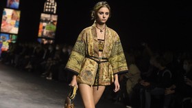 Dior Pakai Kain Endek Bali di Paris Fashion Week