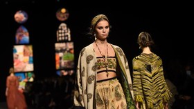 FOTO: Pikat Kain Endek Bali ala Dior di Paris