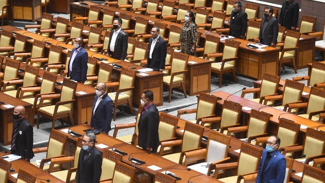 DPR menyetujui rencana pemerintah membentuk Kementerian Investasi, sekaligus menggabungkan Kemenristek dengan Kemendikbud.
