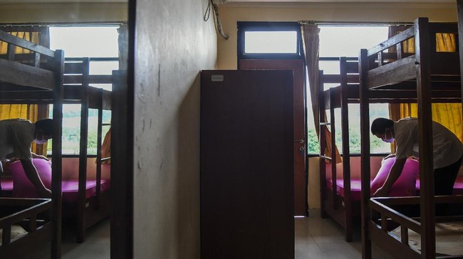 Belum ada sebulan Pemprov DKI melakukan pengetatan isolasi OTG harus di fasilitas pemerintah, sudah terjadi pelonggaran lewat izin isolasi mandiri di rumah.