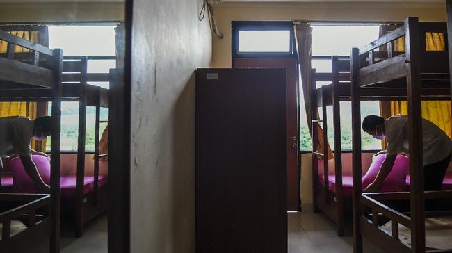 DPRD Kritik Anies Cabut Larangan Isolasi Mandiri di Rumah DPRD DKI mengkhawatirkan lonjakan kasus corona, terlebih kemunculan klaster rumah sakit atas keputusan Anies mencabut larangan isolasi mandiri di rumah.