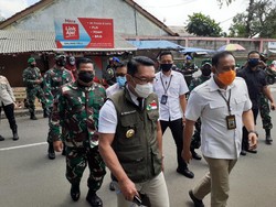 Uji Klinis Vaksin, Ridwan Kamil Jalani Pengambilan Darah di Puskesmas Garuda