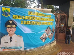 Iklan Layanan Masyarakat Berfoto Cabup Petahana Cianjur Mulai Ditertibkan