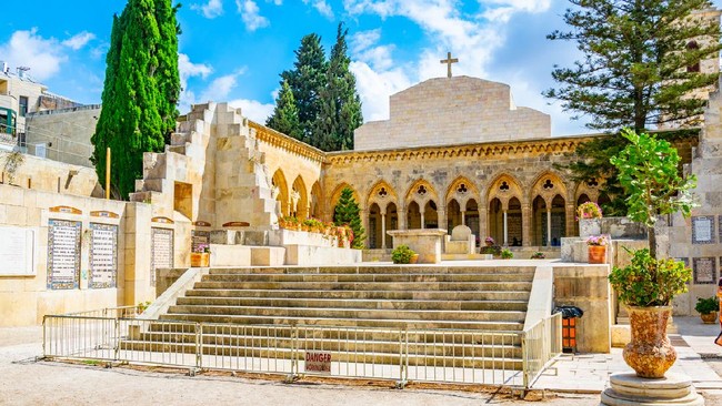 Israel Tangkap Warga AS usai Rusak Patung Yesus di Gereja Yerusalem Polisi Israel menangkap warga Amerika Serikat karena merobohkan dan merusak patung kayu Yesus di Gereja Penghukuman, Kota Tua, Yerusalem, Kamis (2/2).