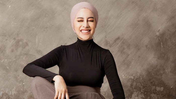 Inspirasi Gaya Aghnia Punjabi, Tetap Stylish dengan Perut Besar