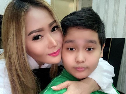 7 Potret Kedekatan Inul Daratista dan Putra Tunggalnya yang Makin Tampan