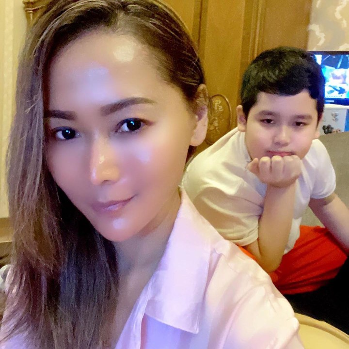 <p>Tak banyak yang tahu, Ivan ternyata punya bakat di bidang musik seperti ibunya. Ia jago bermain piano, Bunda. (Foto: Instagram @inul.d)</p>