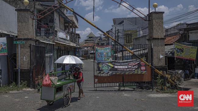 Pemerintah membatasi aktivitas di RT berstatus Zona Merah penyebaran virus corona hingga pukul 20.00 waktu setempat. Kebijakan berlaku selama PPKM Mikro.